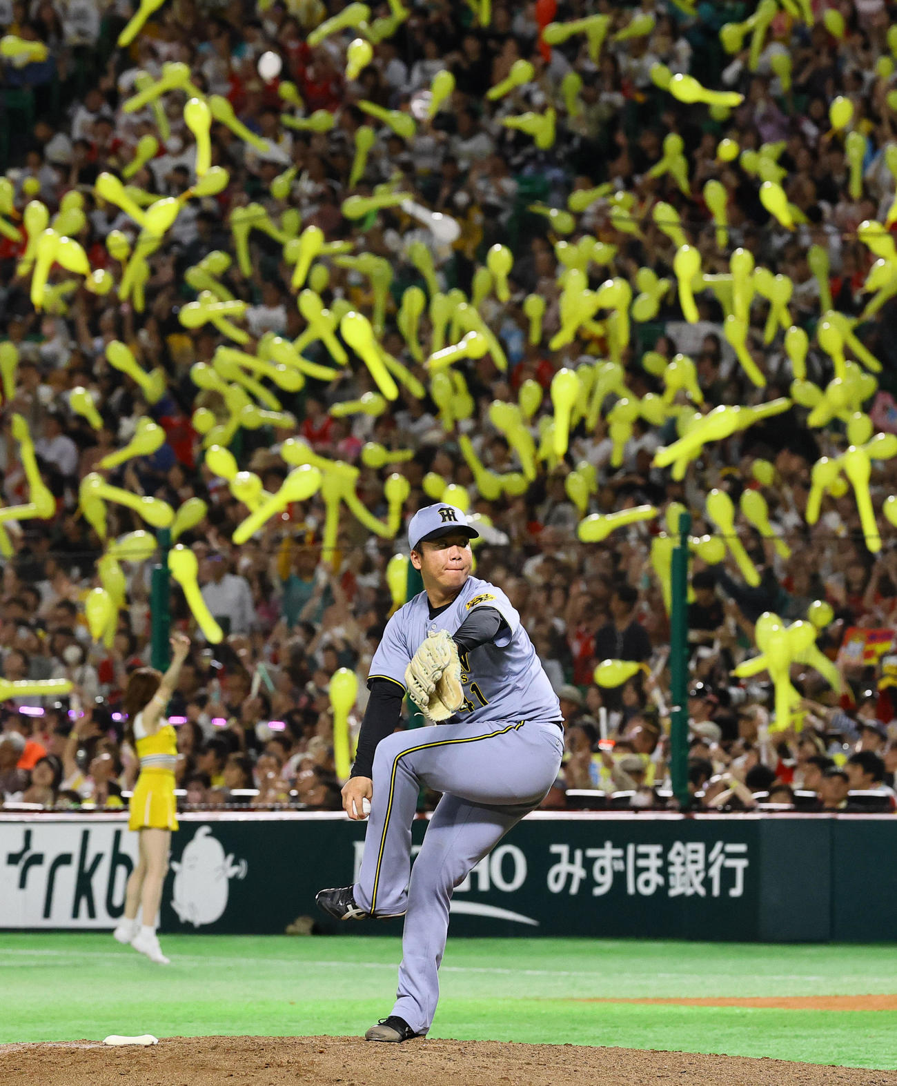 ソフトバンク対阪神　7回、黄色い風船を背に投球練習をする阪神村上（撮影・藤尾明華）