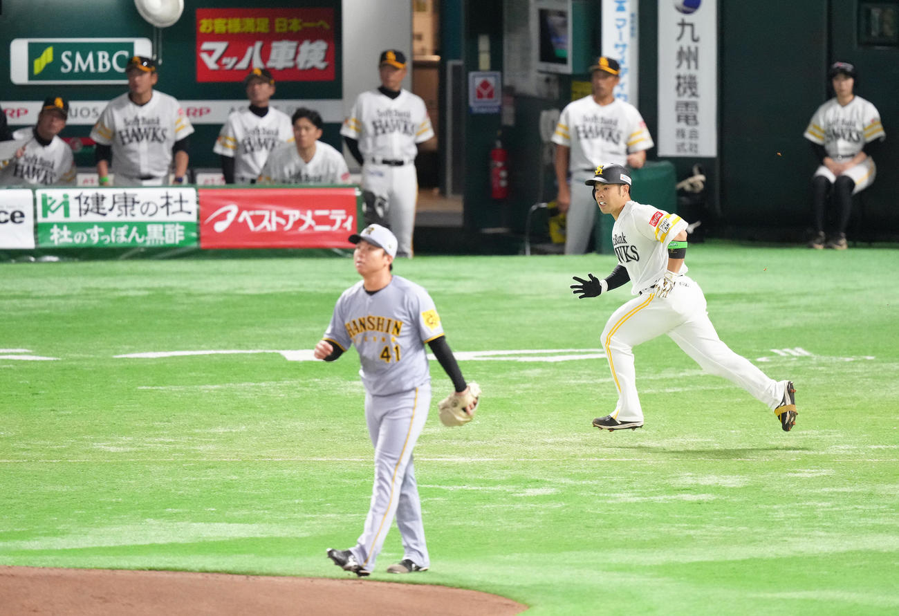 ソフトバンク対阪神　1回裏ソフトバンク2死二塁、近藤（右）は先制適時打を放つ。投手村上（撮影・足立雅史）