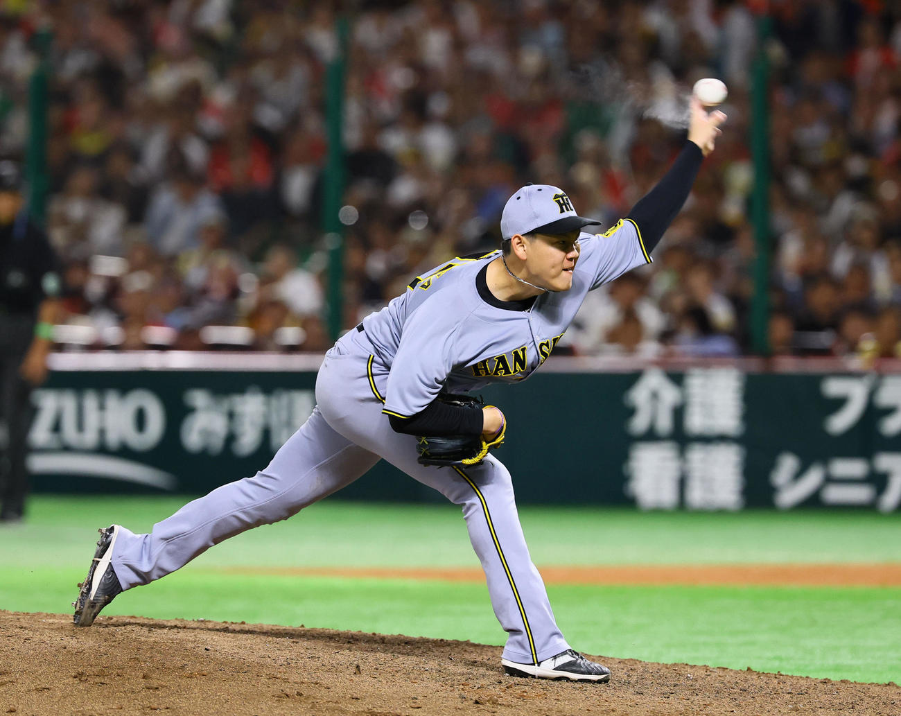ソフトバンク対阪神　8回、2番手で登板した阪神及川（撮影・藤尾明華）