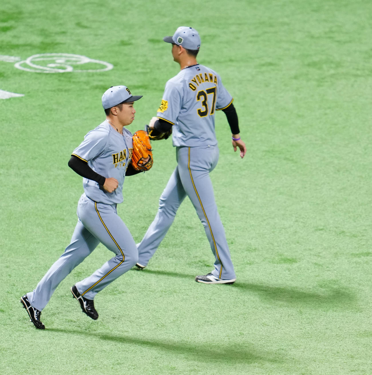 ソフトバンク対阪神　8回裏途中、マウンドに向かう阪神3番手の石井（手前）。後方は2番手の及川（撮影・江口和貴）