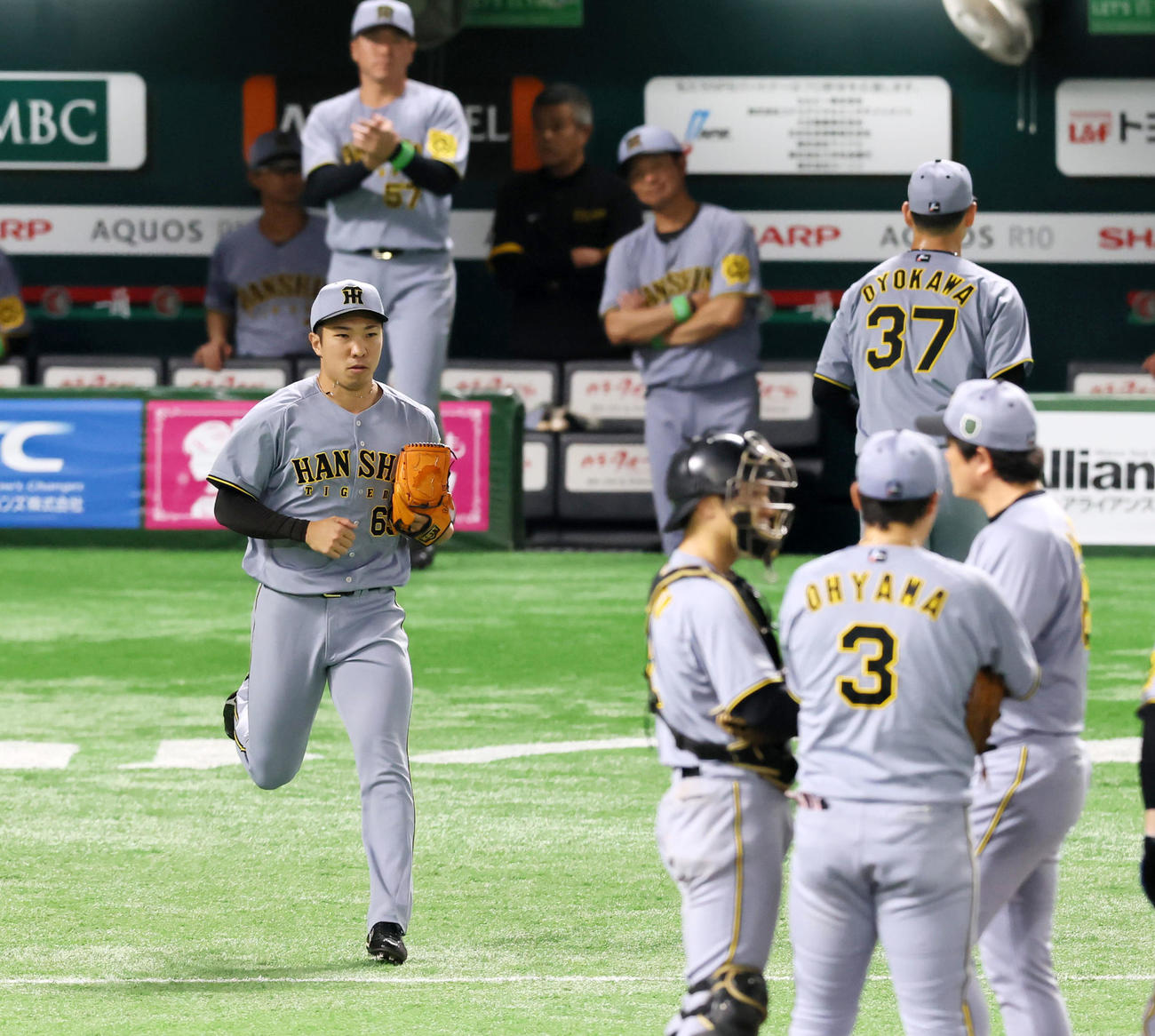ソフトバンク対阪神　8回裏ソフトバンク2死二塁、打者代打山川を迎え阪神3番手の石井が登板。右は引き揚げる及川（撮影・加藤哉）