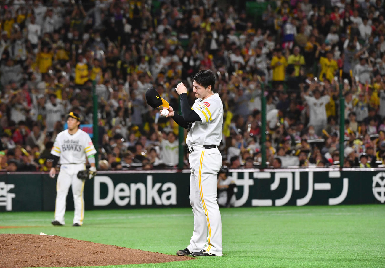 ソフトバンク対阪神　6回表阪神1死三塁、佐藤輝に勝ち越しの適時右二塁打を打たれ、歓喜する阪神ファンを背に悔しがる有原（撮影・岩下翔太）
