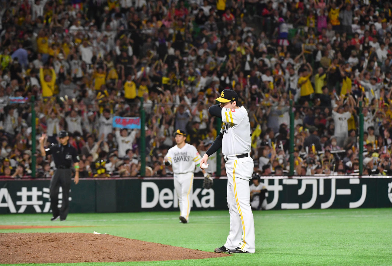 ソフトバンク対阪神　6回表阪神1死三塁、佐藤輝に勝ち越しの適時右二塁打を打たれ、歓喜する阪神ファンを背に悔しがる有原（撮影・岩下翔太）