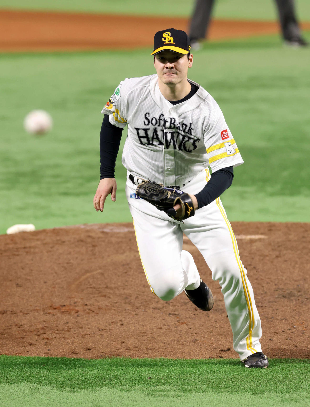 ソフトバンク対阪神　6回表阪神無死二塁、中野のバントに反応する有原（撮影・浅見桂子）