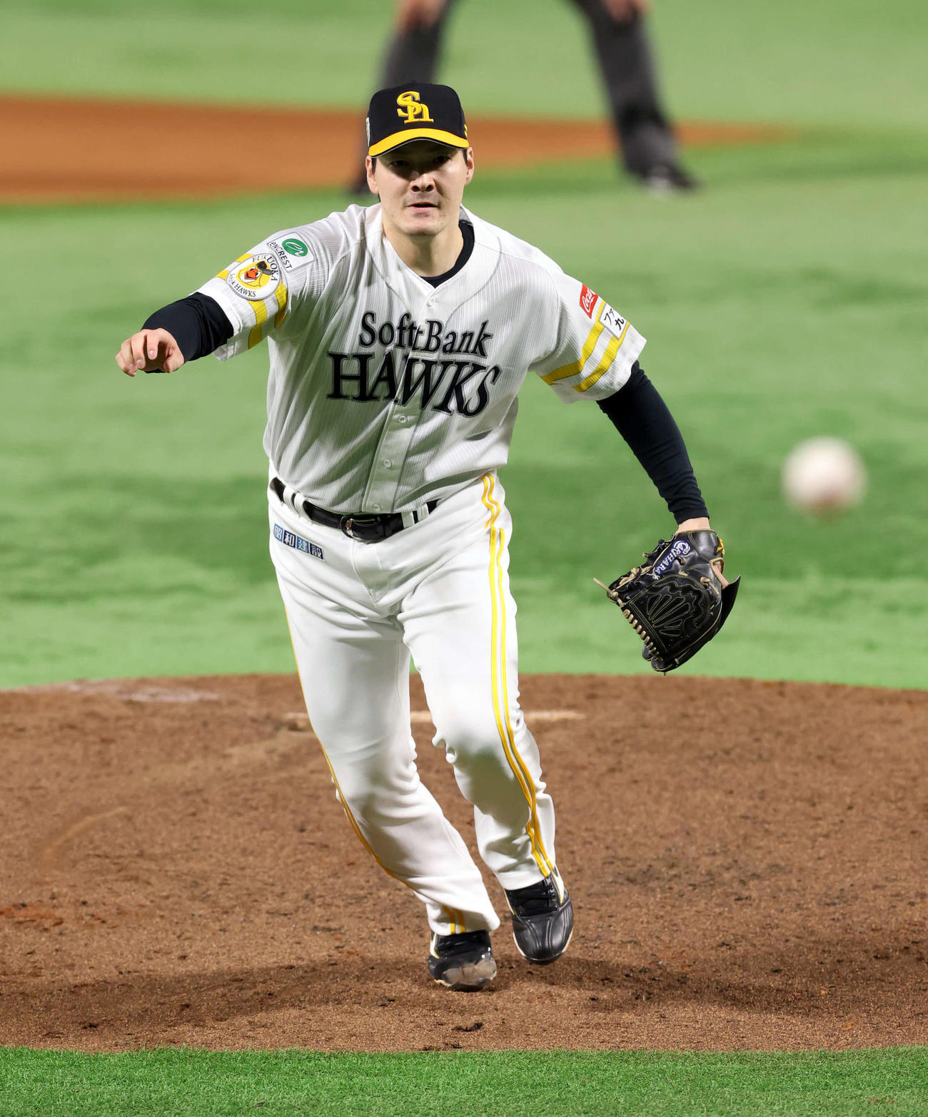 ソフトバンク対阪神　6回表阪神無死二塁、中野のバントに反応する有原（撮影・浅見桂子）
