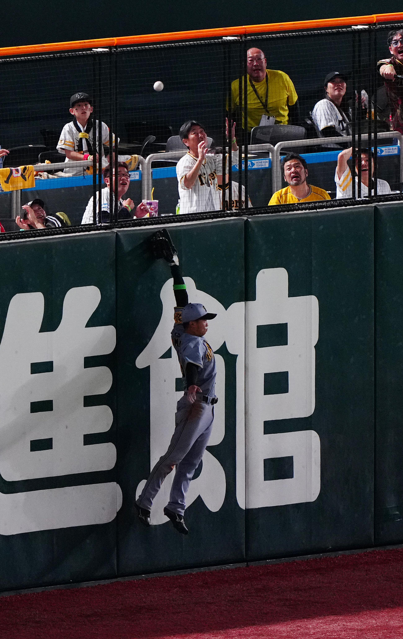 ソフトバンク対阪神　8回裏ソフトバンク1死、近藤の打球はフェンス直撃の二塁打。左翼手島田（撮影・鈴木みどり）