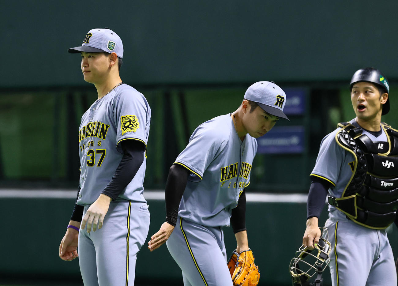 ソフトバンク対阪神　8回を終え、及川（左）を労う阪神石井（中央）（撮影・藤尾明華）