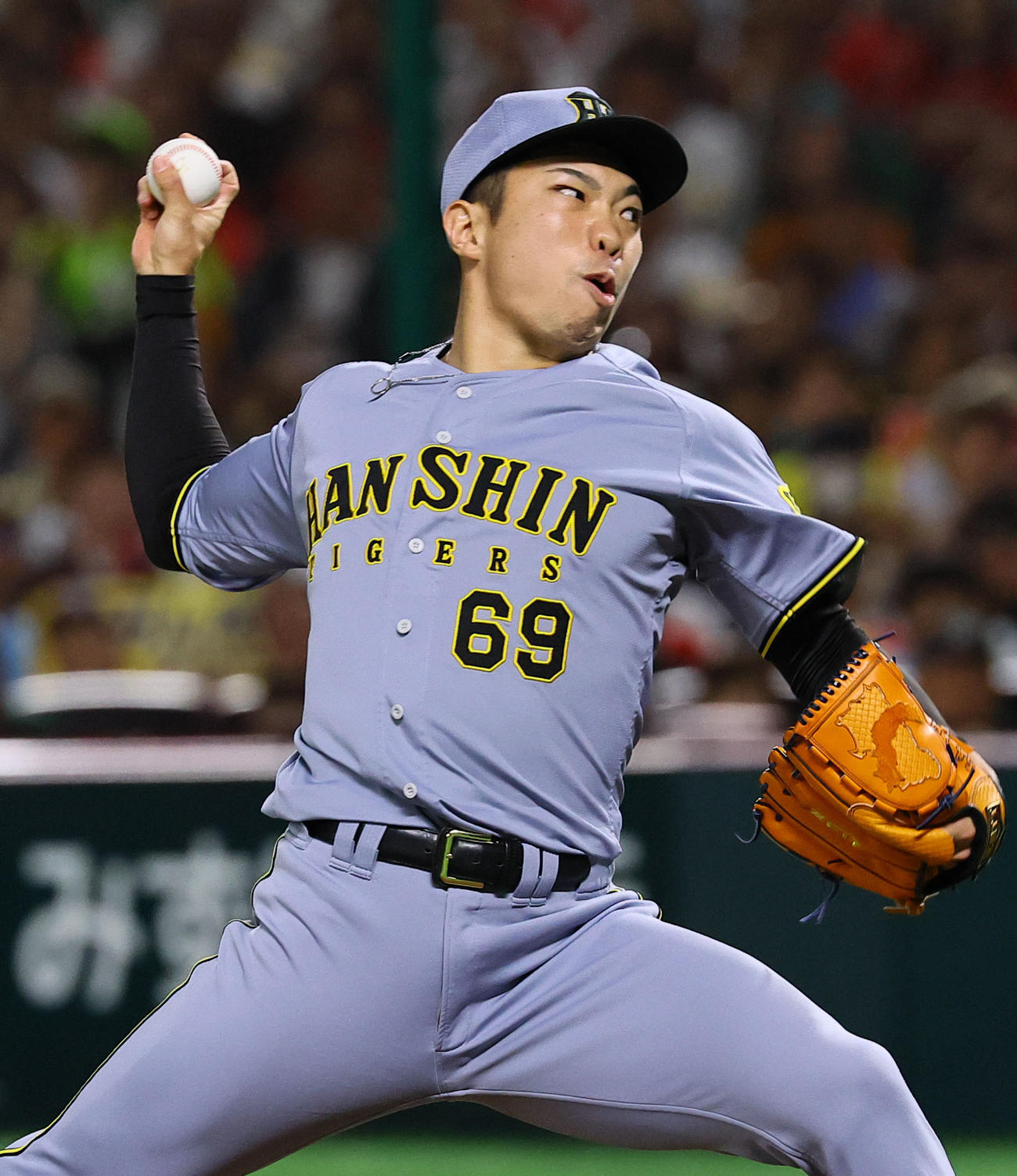 ソフトバンク対阪神　8回途中、3番手で登板した阪神石井（撮影・藤尾明華）