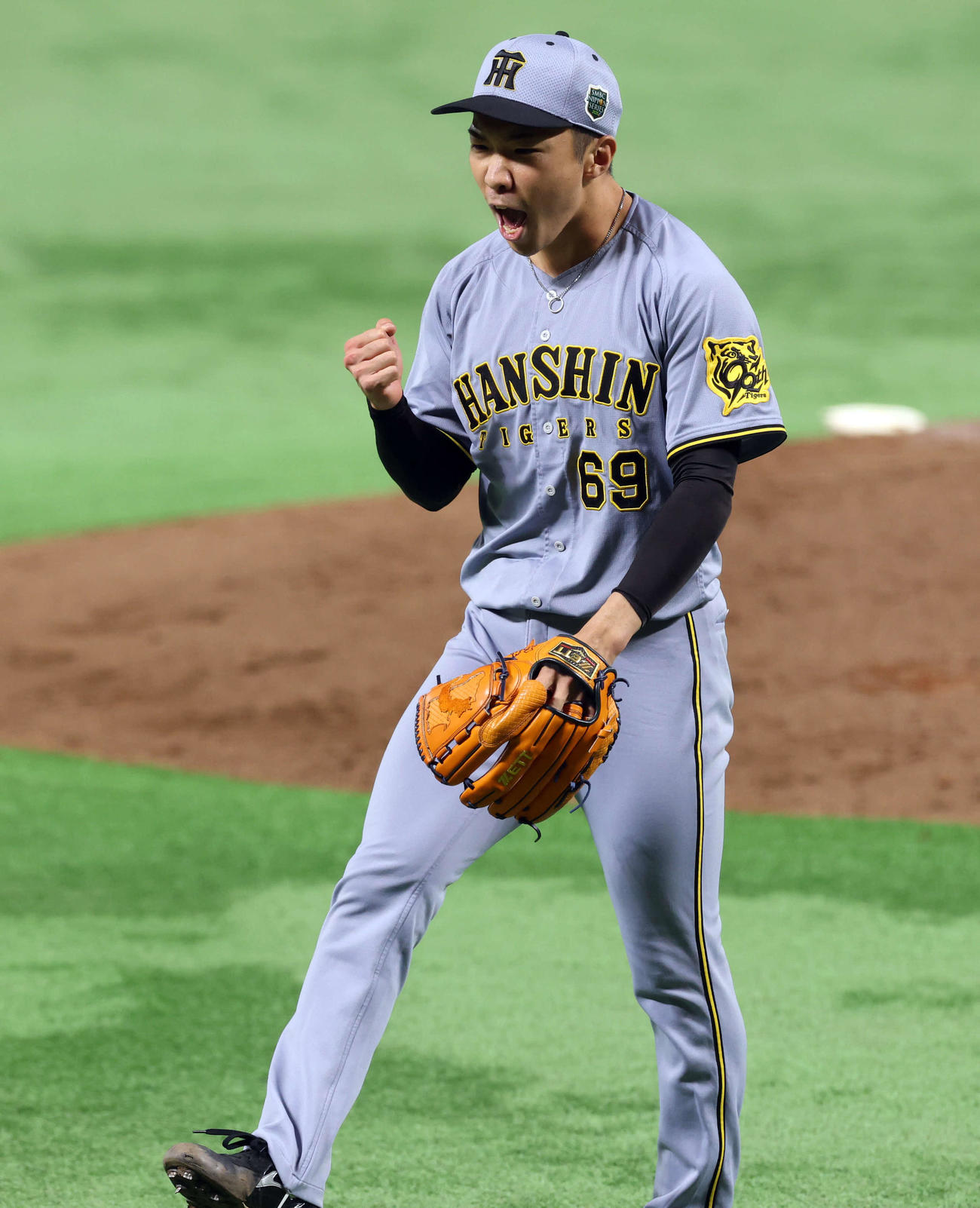 ソフトバンク対阪神　8回裏ソフトバンク2死一、二塁、野村を左飛に仕留めた石井は雄たけびを上げてガッツポーズ（撮影・浅見桂子）