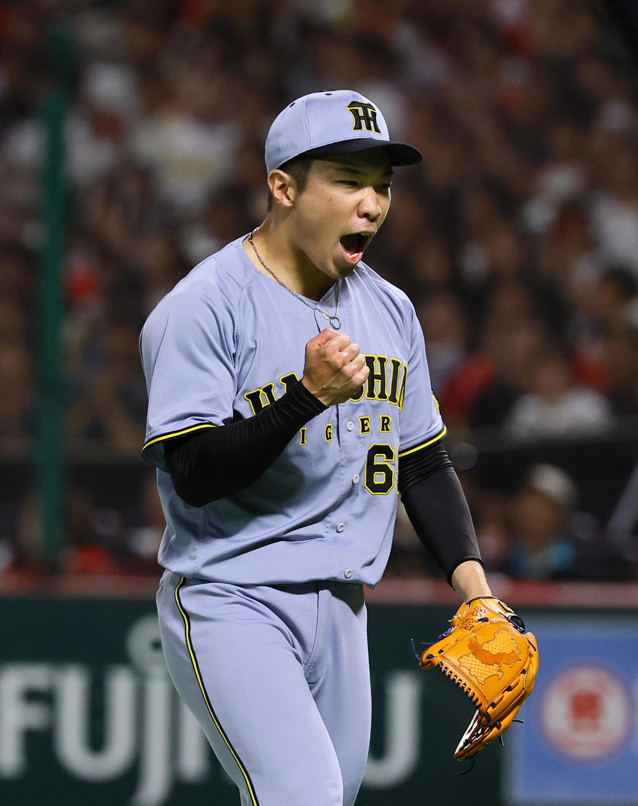 ソフトバンク対阪神　8回裏ソフトバンク2死一、二塁、野村を左飛に打ち取りガッツポーズをする石井（撮影・藤尾明華）