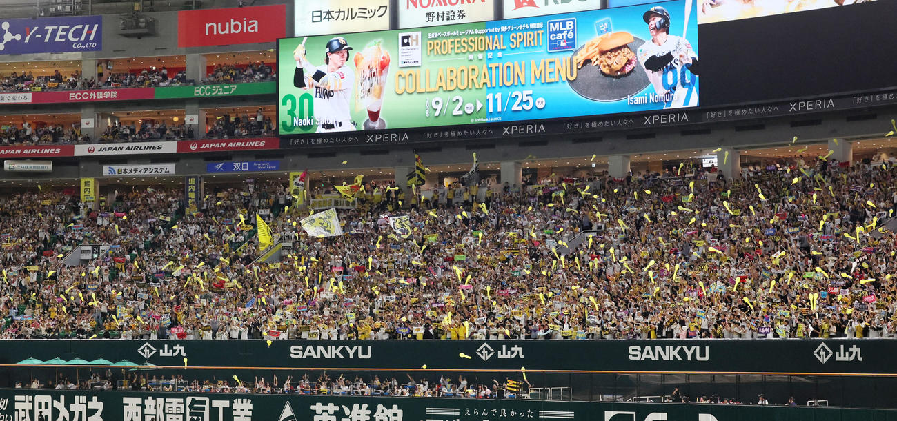 ソフトバンク対阪神　7回表、風船を飛ばして声援を送る阪神ファン（撮影・加藤哉）