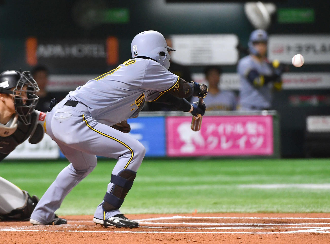 ソフトバンク対阪神　6回表阪神無死二塁、中野の三塁線への送りバントは内野安打となる（撮影・岩下翔太）