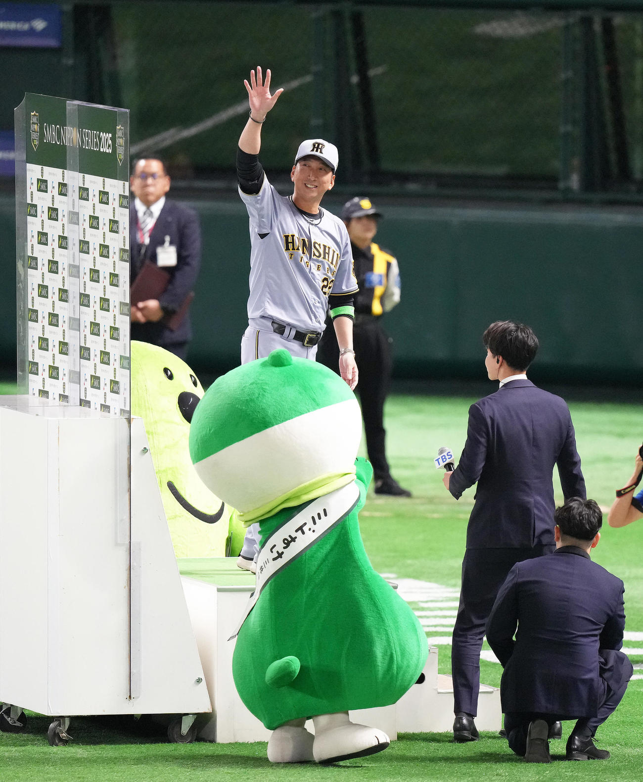 ソフトバンク対阪神　お立ち台でスタンドの声援に笑顔で応える阪神藤川監督（撮影・足立雅史）