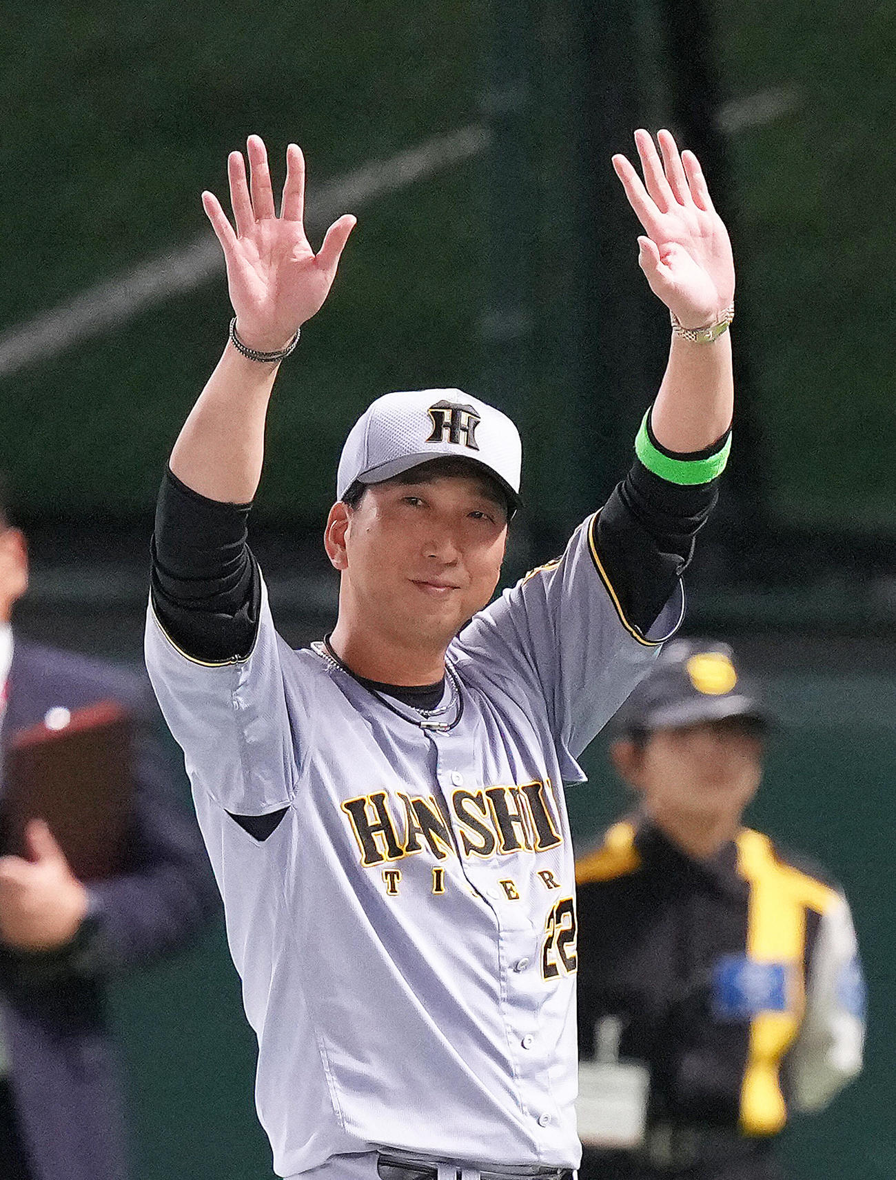 ソフトバンク対阪神　お立ち台でスタンドの声援に笑顔で応える阪神藤川監督（撮影・足立雅史）