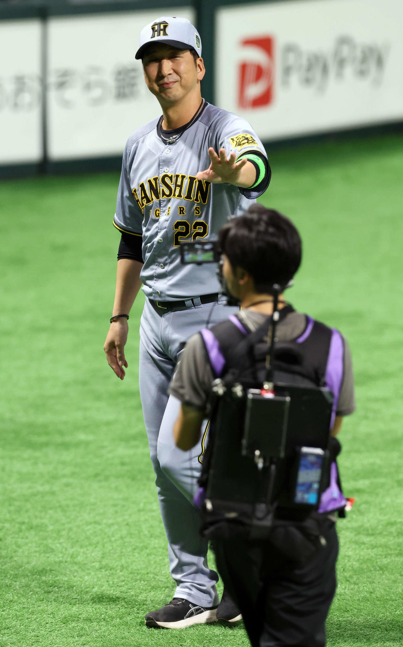 ソフトバンク対阪神　第1戦を制し、インタビュー後、テレビカメラに笑顔で手を振る阪神藤川監督（撮影・浅見桂子）