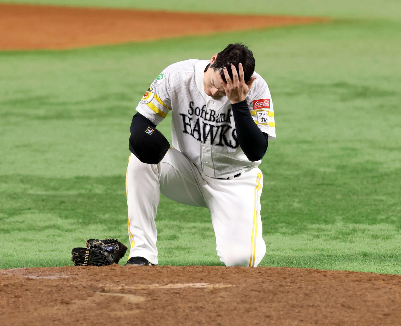 ソフトバンク対阪神　6回表阪神無死二、三塁、森下の遊ゴロで同点とされた有原は、タイムを取って靴ひもを結び直す（撮影・浅見桂子）