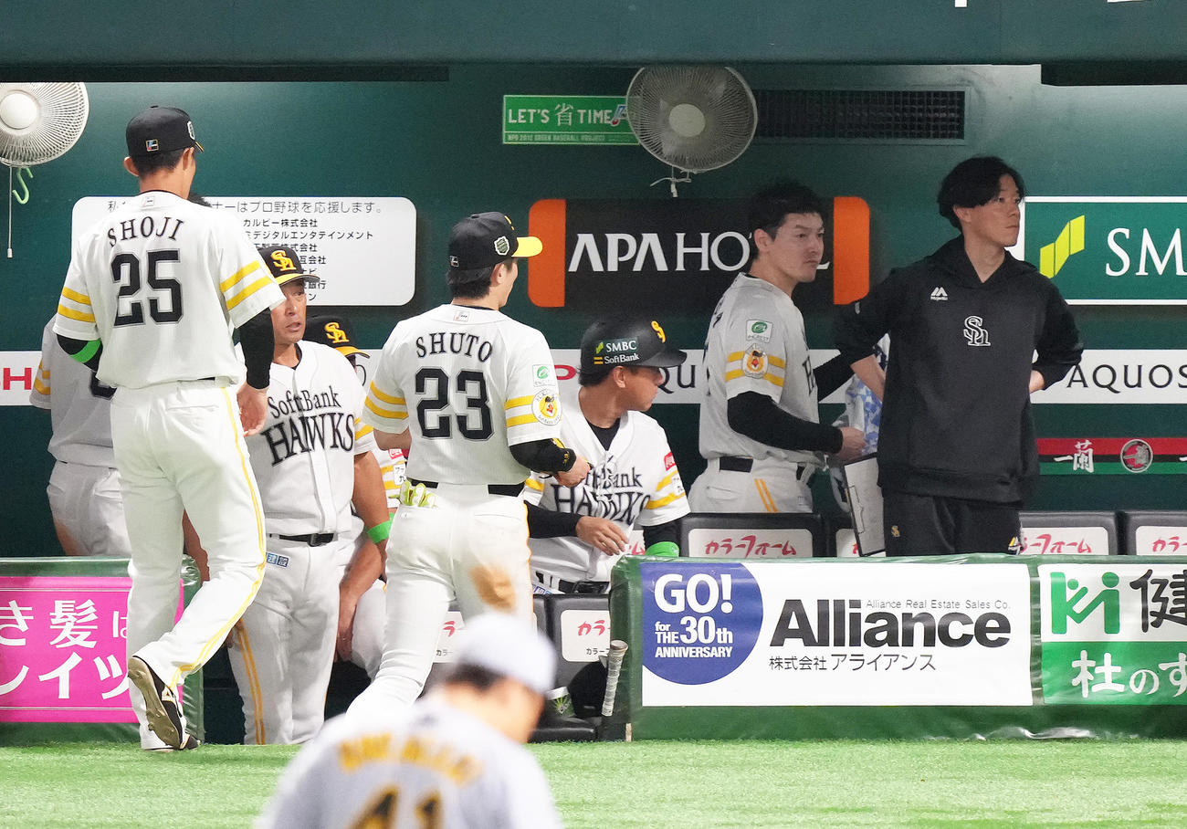 ソフトバンク対阪神　6回表阪神に逆転を許したソフトバンク有原（右から2人目）はベンチ裏へと下がる（撮影・足立雅史）