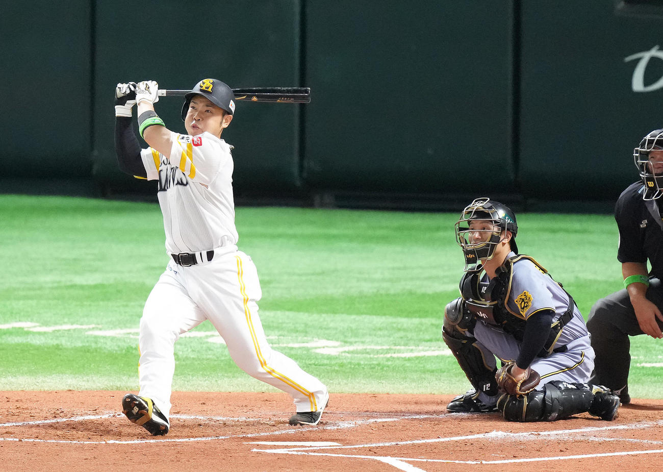 ソフトバンク阪神　1回裏ソフトバンク2死二塁、近藤は先制適時打を放つ。捕手坂本（撮影・足立雅史）
