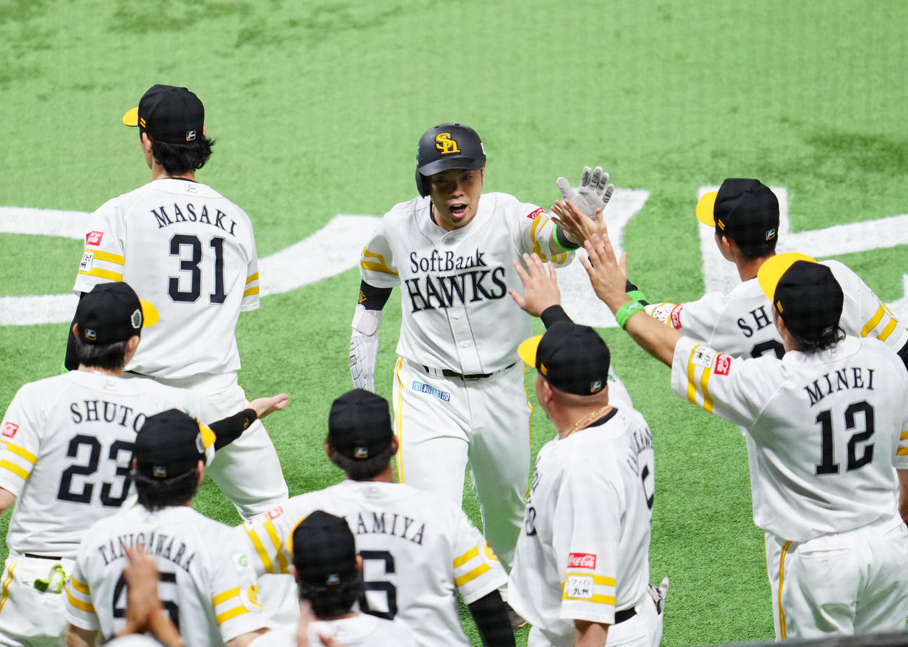 ソフトバンク対阪神　1回裏終了後、ベンチに引き揚げ、チームメートとタッチを交わすソフトバンク近藤（中央）（撮影・江口和貴）