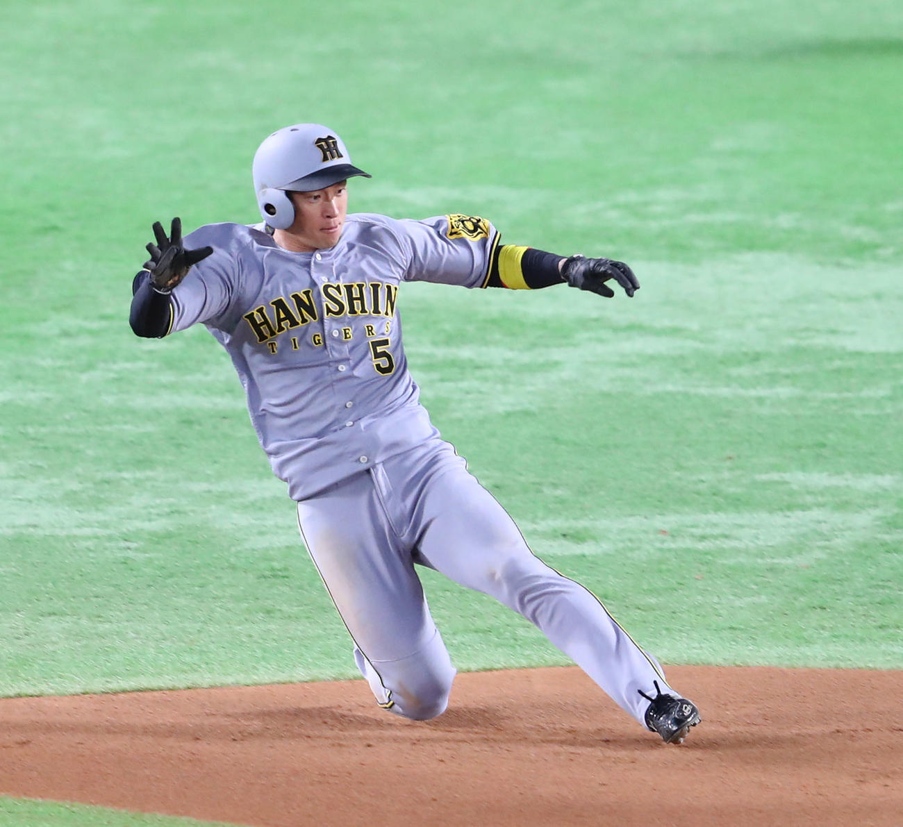 ソフトバンク対阪神　6回表阪神無死一塁、打者中野のとき一塁走者の近本は二盗成功（撮影・梅根麻紀）