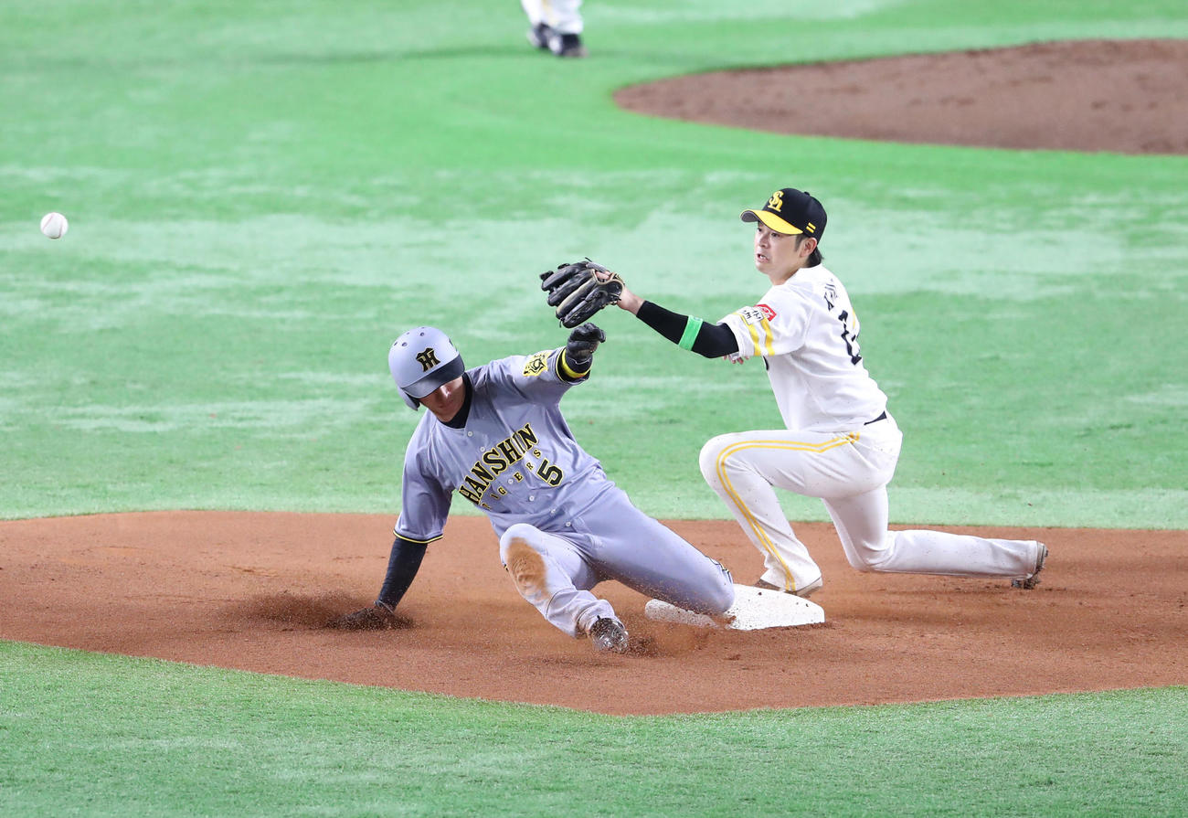 ソフトバンク対阪神　6回表阪神無死一塁、打者中野のとき一塁走者の近本は二盗成功（撮影・梅根麻紀）