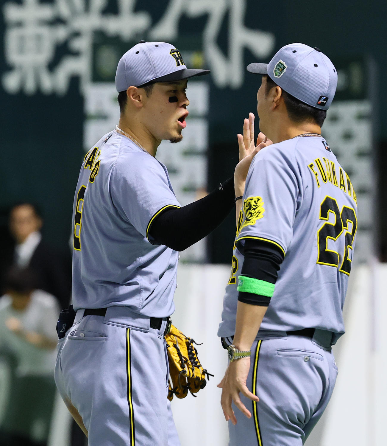 ソフトバンク対阪神　ソフトバンクに勝利し藤川監督とタッチを交わす阪神佐藤輝（撮影・藤尾明華）