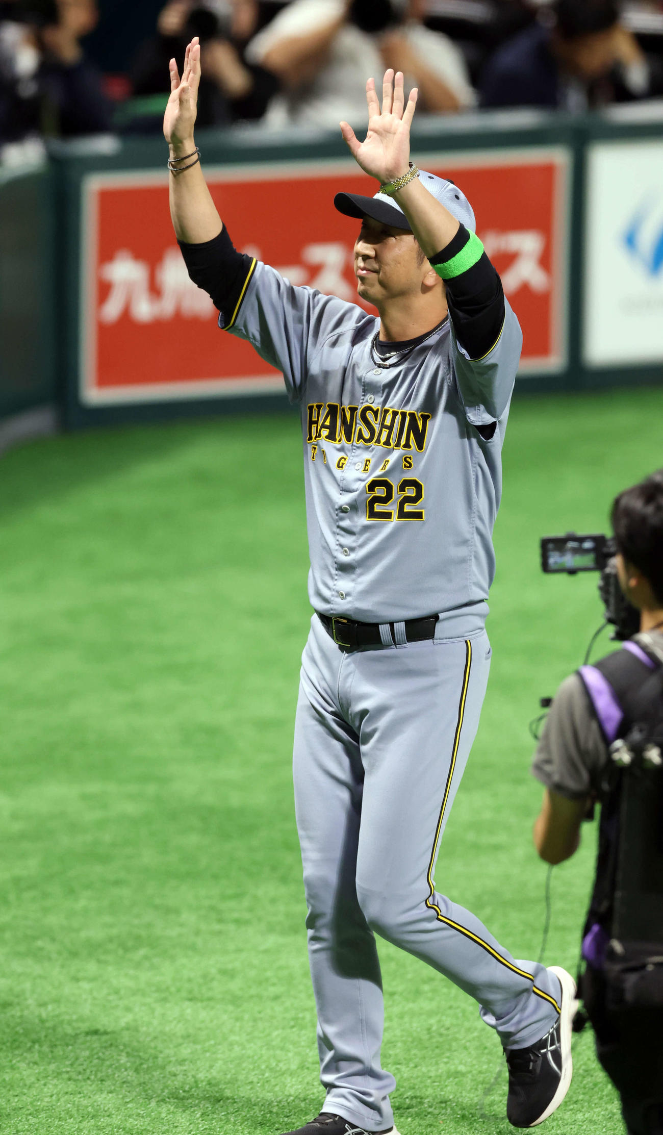 ソフトバンク対阪神　第1戦を制し、インタビュー後、スタンドに笑顔で手を振る阪神藤川監督（撮影・浅見桂子）