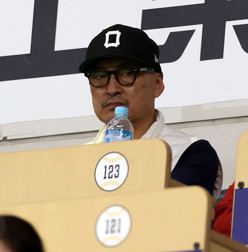 ソフトバンク対阪神　記者席で観戦する渡辺謙（撮影・浅見桂子）