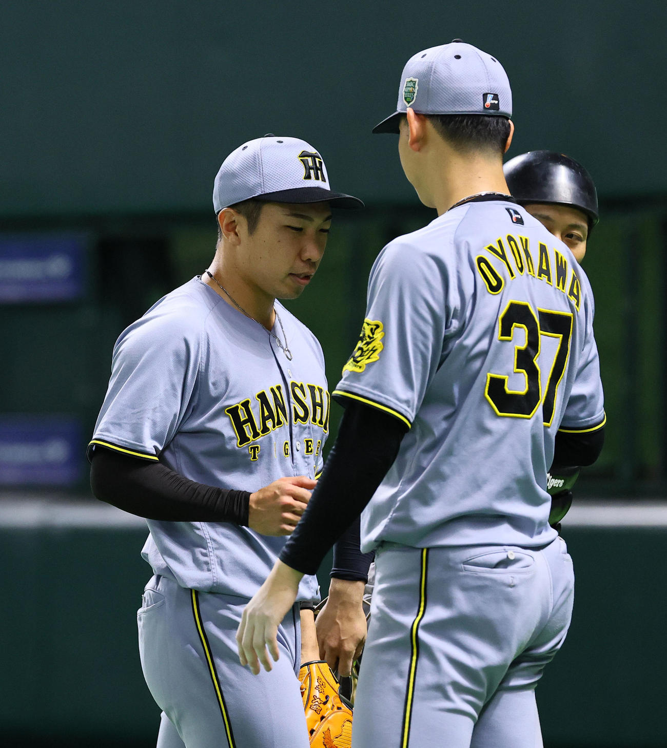 ソフトバンク対阪神　8回を終え、及川とタッチを交わす阪神石井（撮影・藤尾明華）
