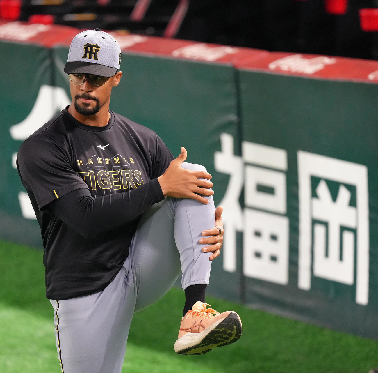 試合前、調整する阪神デュプランティエ（撮影・足立雅史）