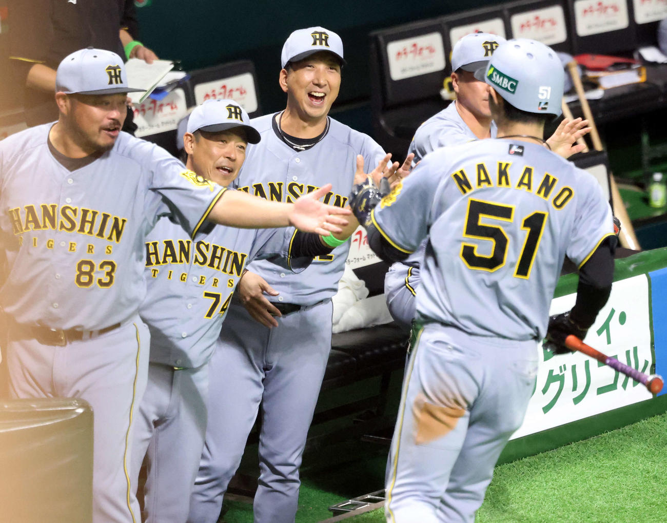 ソフトバンク対阪神　6回表阪神1死三塁、佐藤輝の勝ち越し二塁打で生還した中野（右）を笑顔で迎える藤川監督（中央）ら（撮影・浅見桂子）