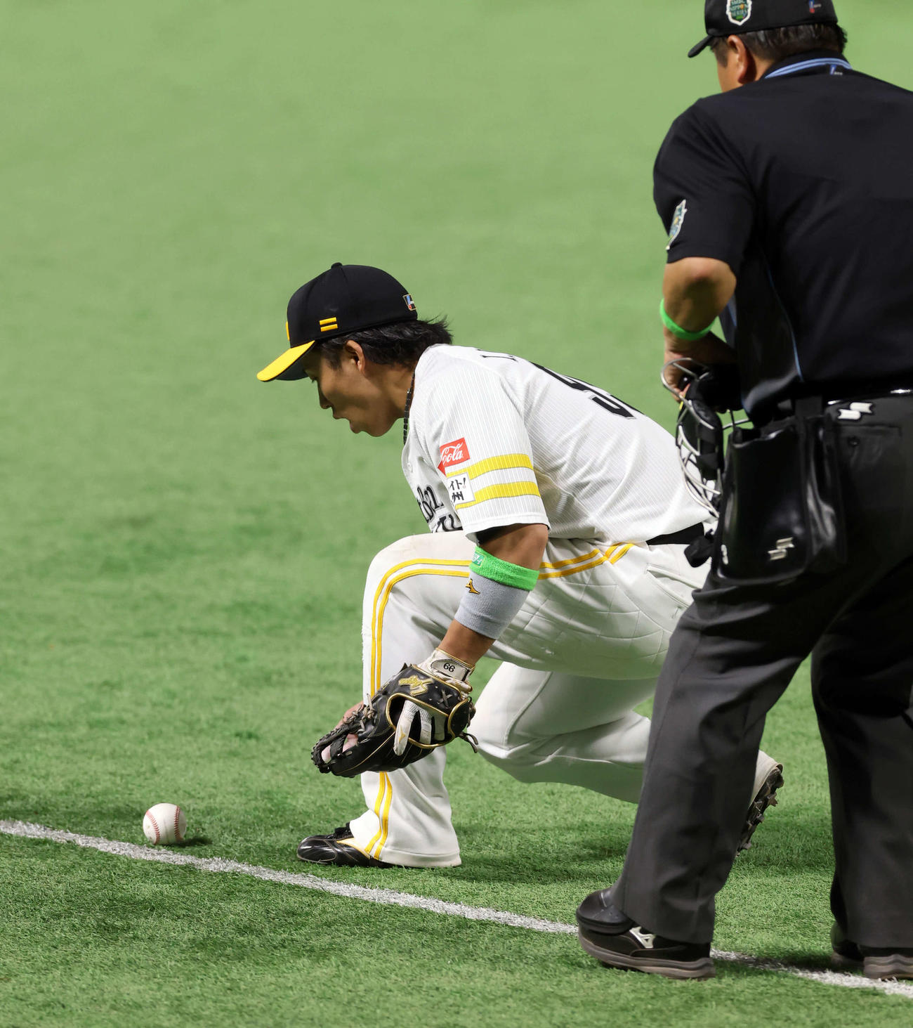 ソフトバンク対阪神　6回表阪神無死二塁、中野のバントの打球を見つめる野村だが、三塁線から切れずオールセーフとなる（撮影・浅見桂子）