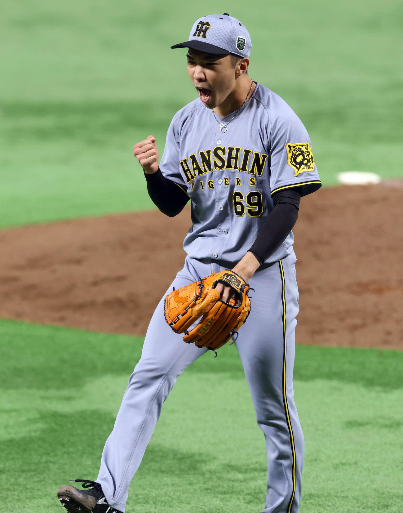 ソフトバンク対阪神　8回裏ソフトバンク2死一、二塁、野村を左飛に仕留めた石井は雄たけびを上げてガッツポーズ（撮影・浅見桂子）