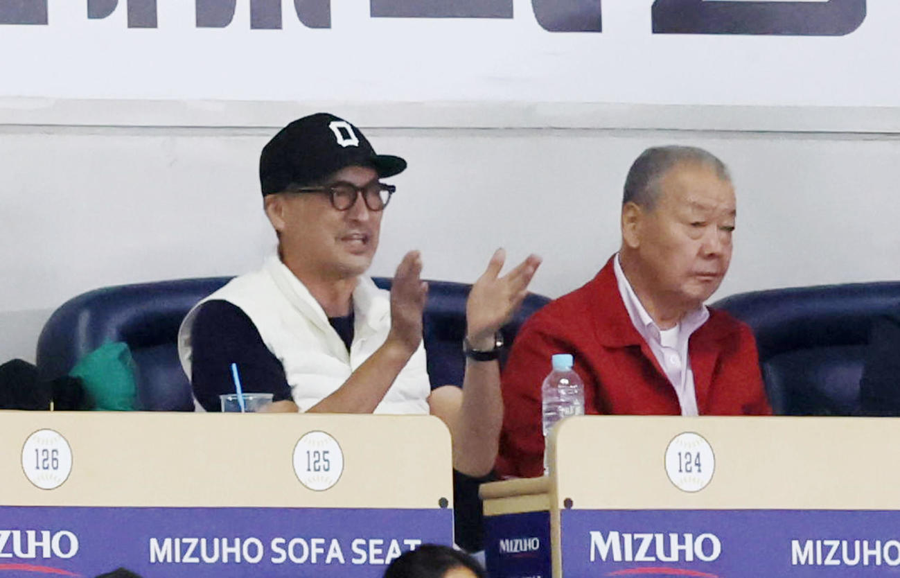 ソフトバンク対阪神　観戦する俳優の渡辺謙。右は福本氏（撮影・加藤哉）