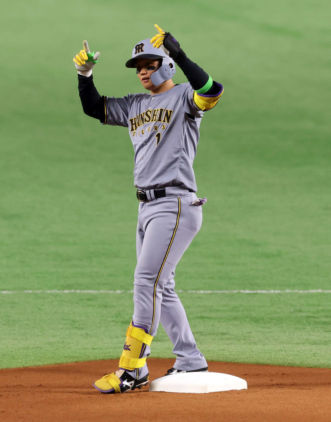 ソフトバンク対阪神　1回表阪神2死、二塁打を放ちポーズをとる森下（撮影・浅見桂子）