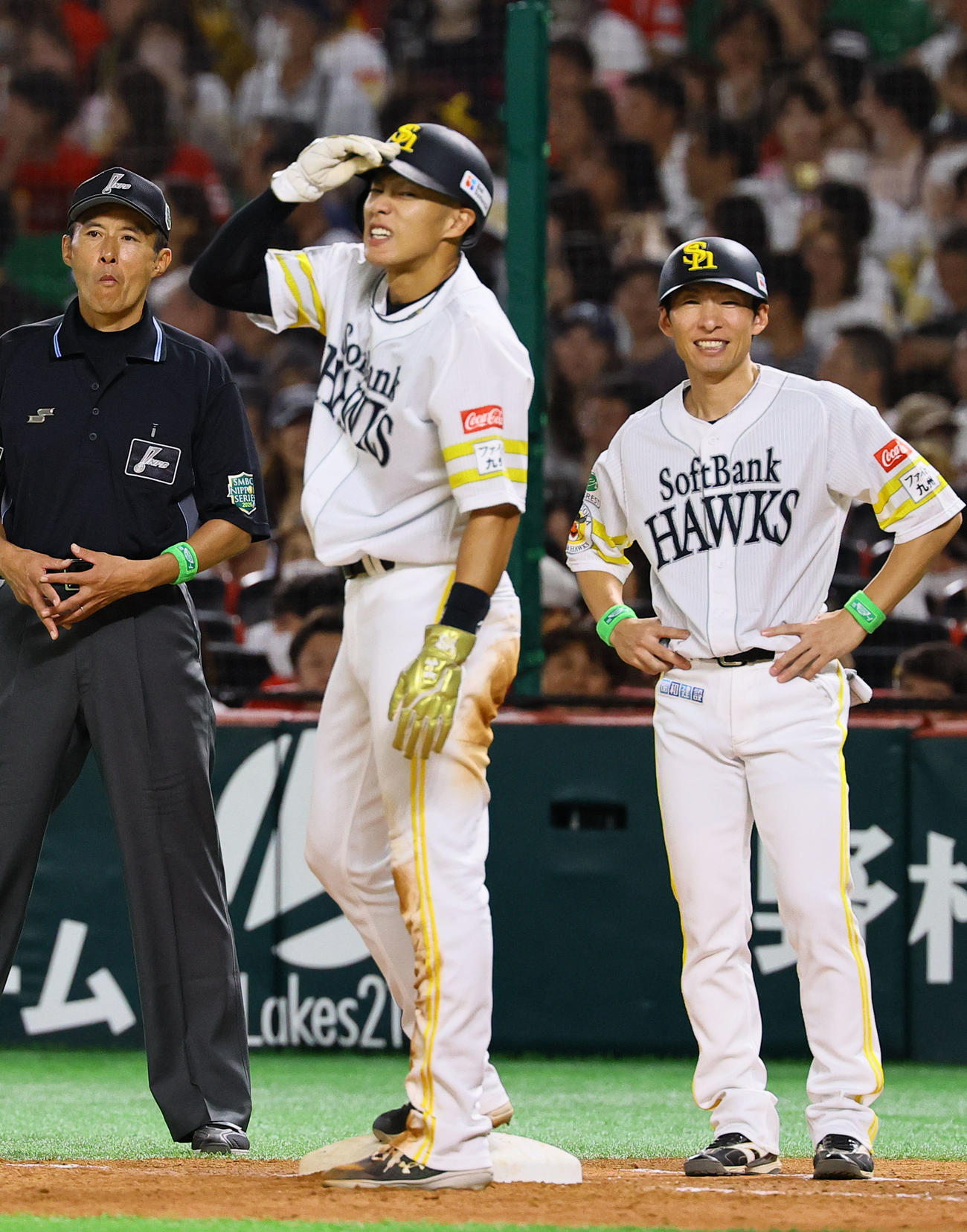 ソフトバンク対阪神　5回裏ソフトバンク1死一塁、周東の右飛で必死に帰塁し、疲れた表情を見せる柳田（撮影・藤尾明華）