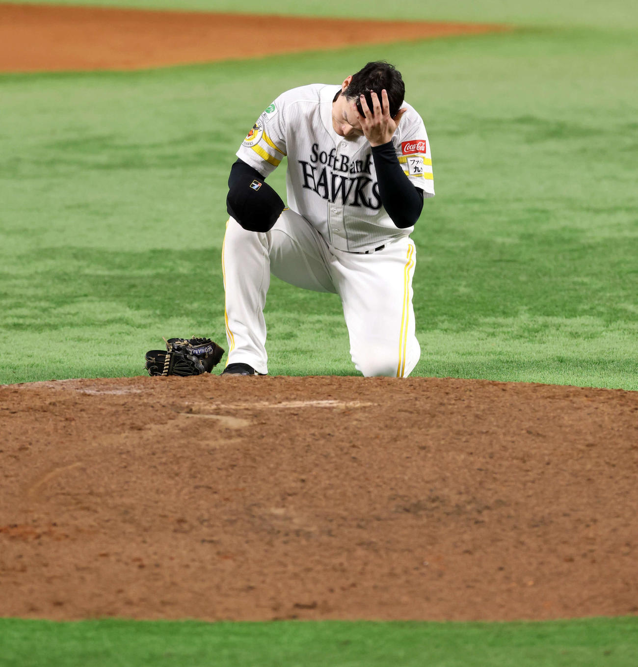 ソフトバンク対阪神　6回表阪神無死二、三塁、森下の遊ゴロで同点とされた有原は、タイムを取って靴ひもを結び直す（撮影・浅見桂子）