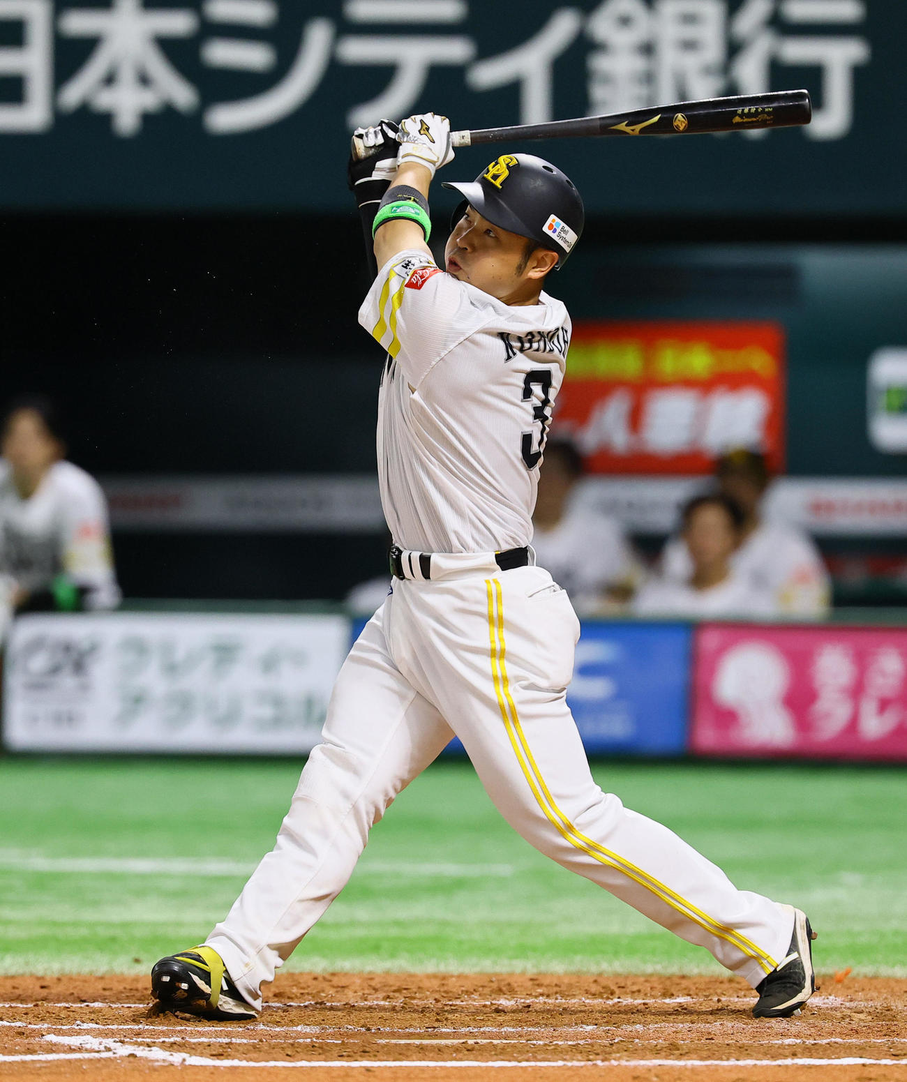 ソフトバンク対阪神　8回裏ソフトバンク1死、近藤は左中間に二塁打を放つ（撮影・藤尾明華）