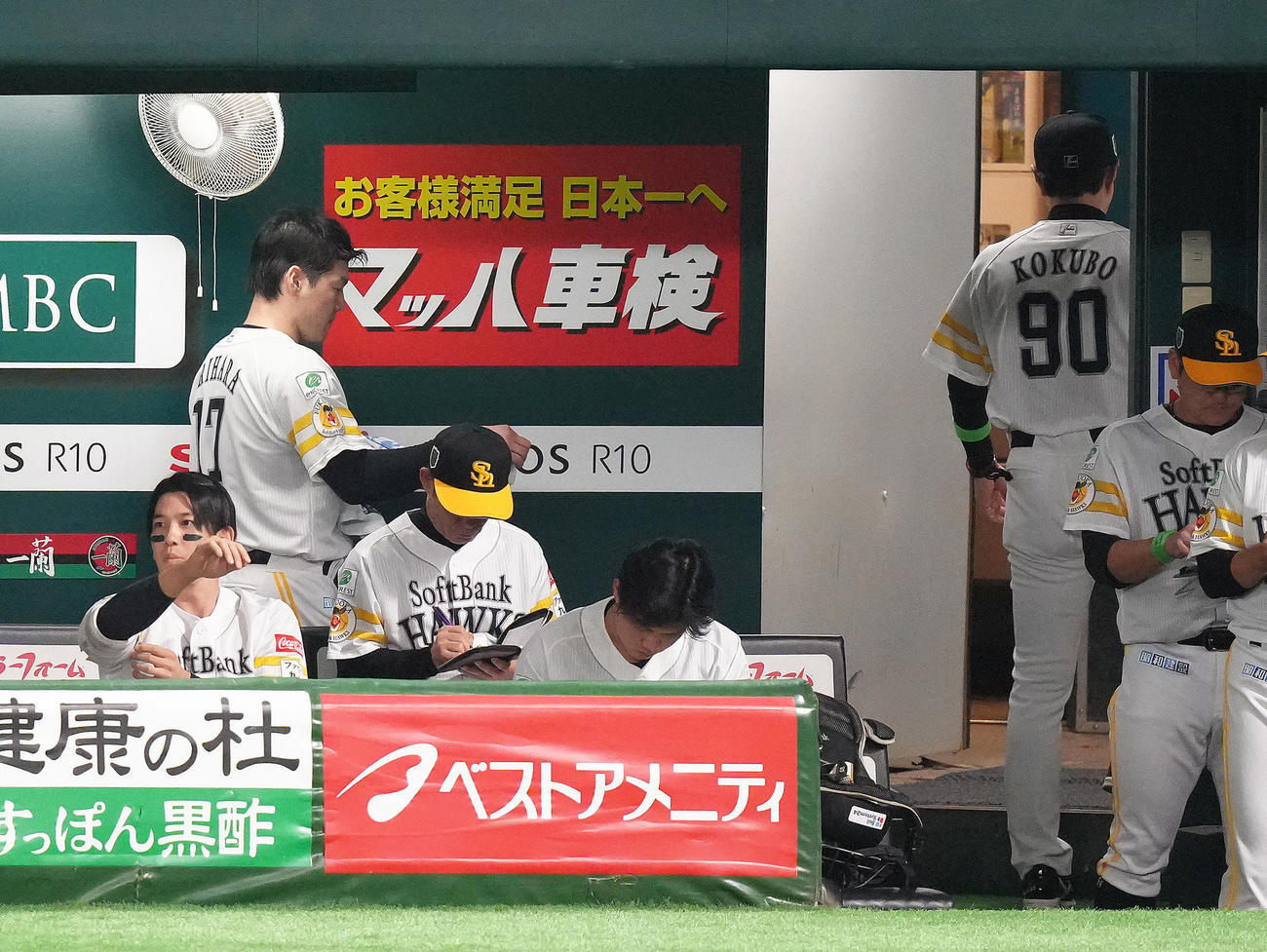 ソフトバンク対阪神　6回表阪神に逆転を許したソフトバンク有原（後方左）と小久保監督（後方右）はベンチ裏へと下がる（撮影・足立雅史）