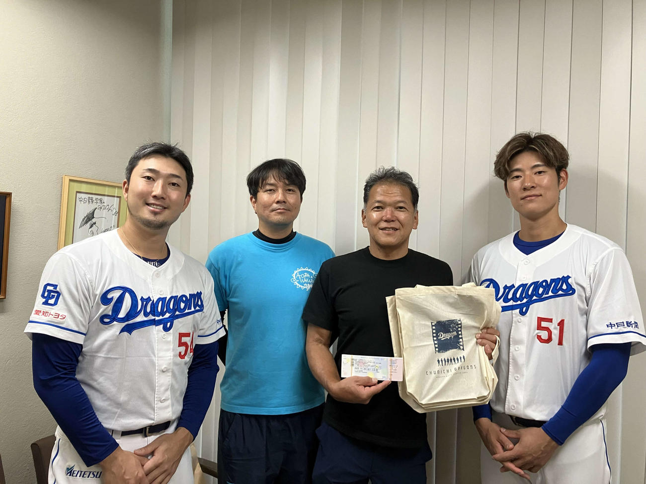 複合型児童施設・中日青葉学園を訪れた中日藤嶋（左端）と上林（右端）