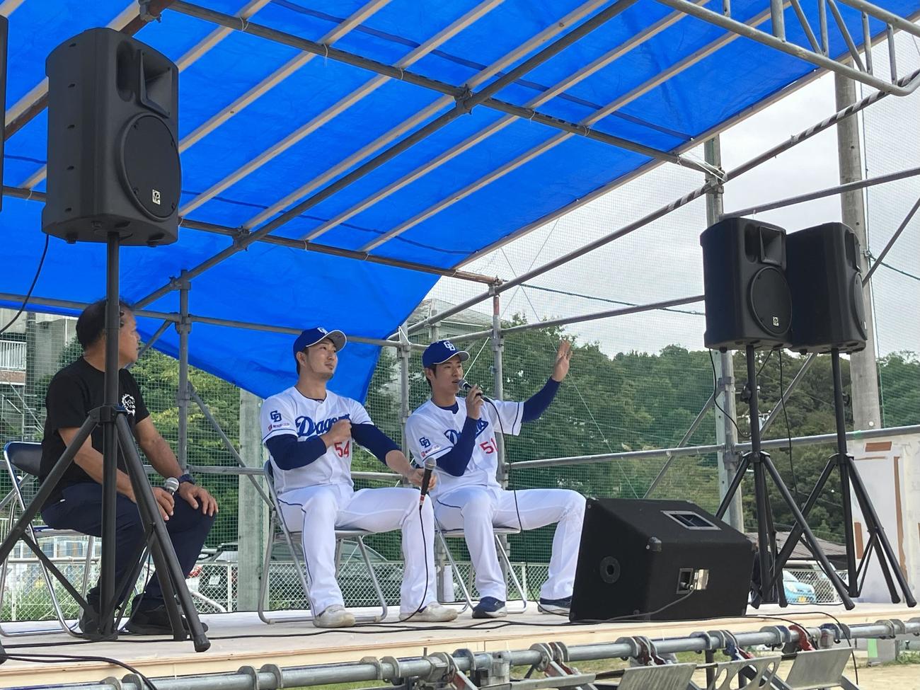 複合型児童施設・中日青葉学園でトークショーを行う中日藤嶋（中央）と上林（右）（2025年10月25日、中日球団提供）