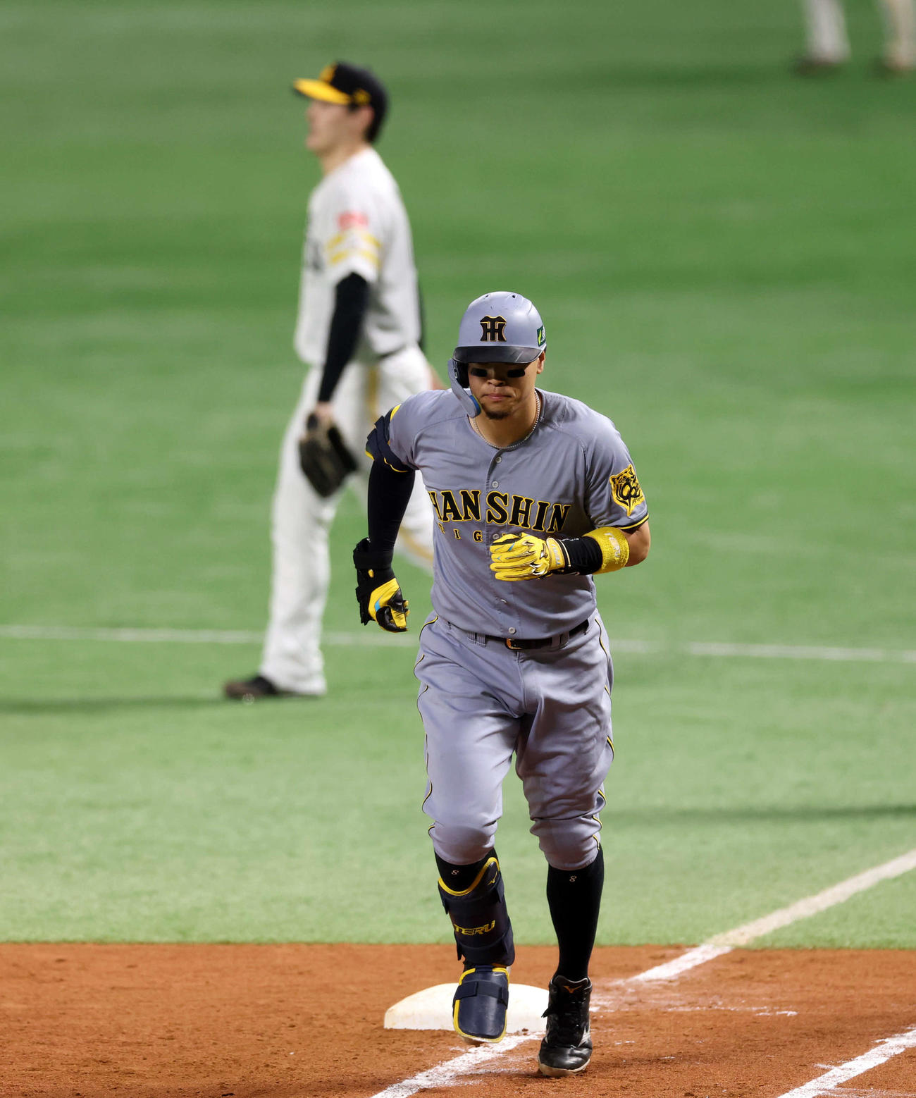 ソフトバンク対阪神　4回表阪神1死、一塁ゴロに倒れ、引き揚げる佐藤輝。後方は有原（撮影・浅見桂子）