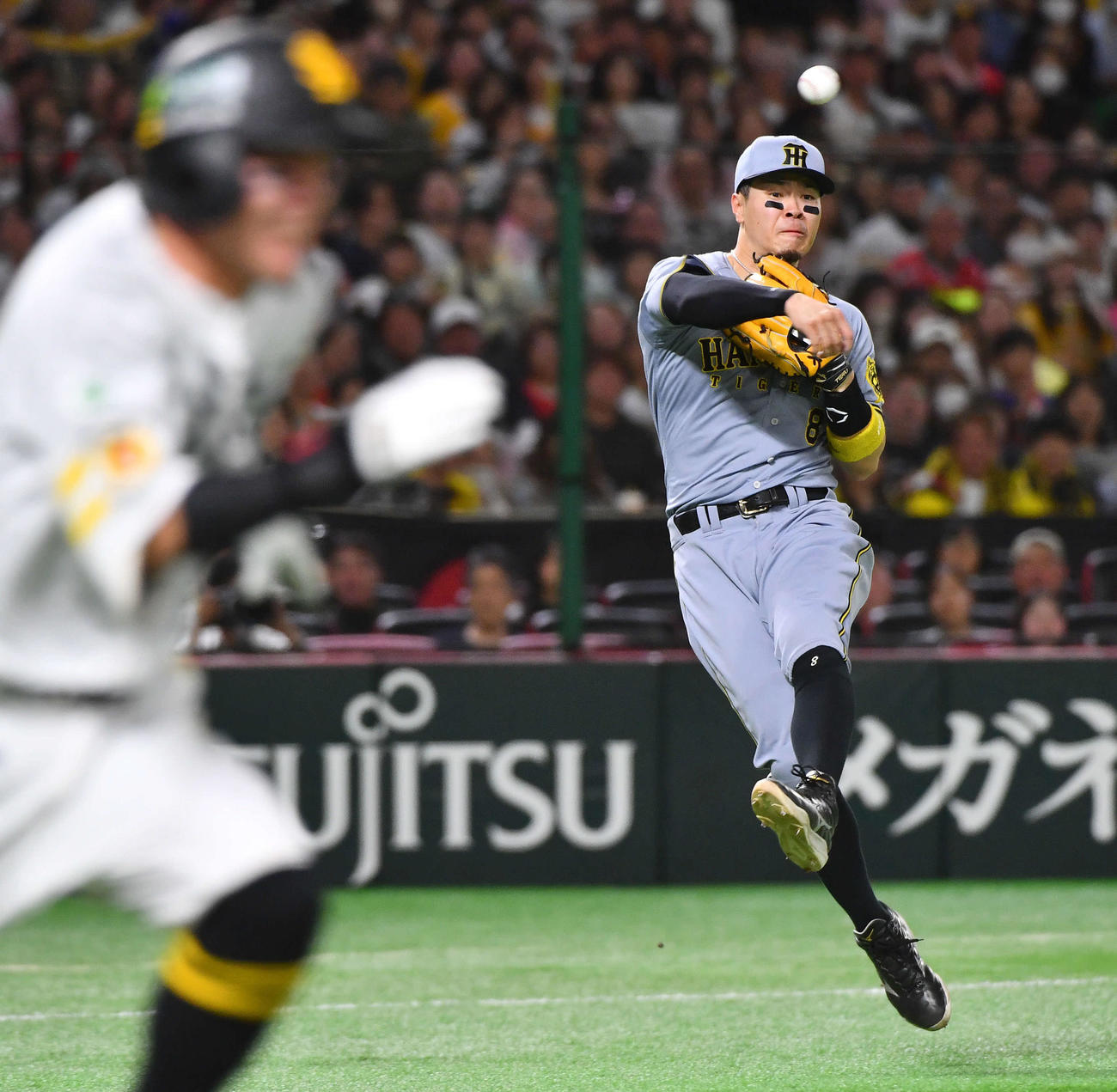 ソフトバンク対阪神　2回裏ソフトバンク2死、牧原大（左）の三ゴロを好守する佐藤輝（撮影・岩下翔太）