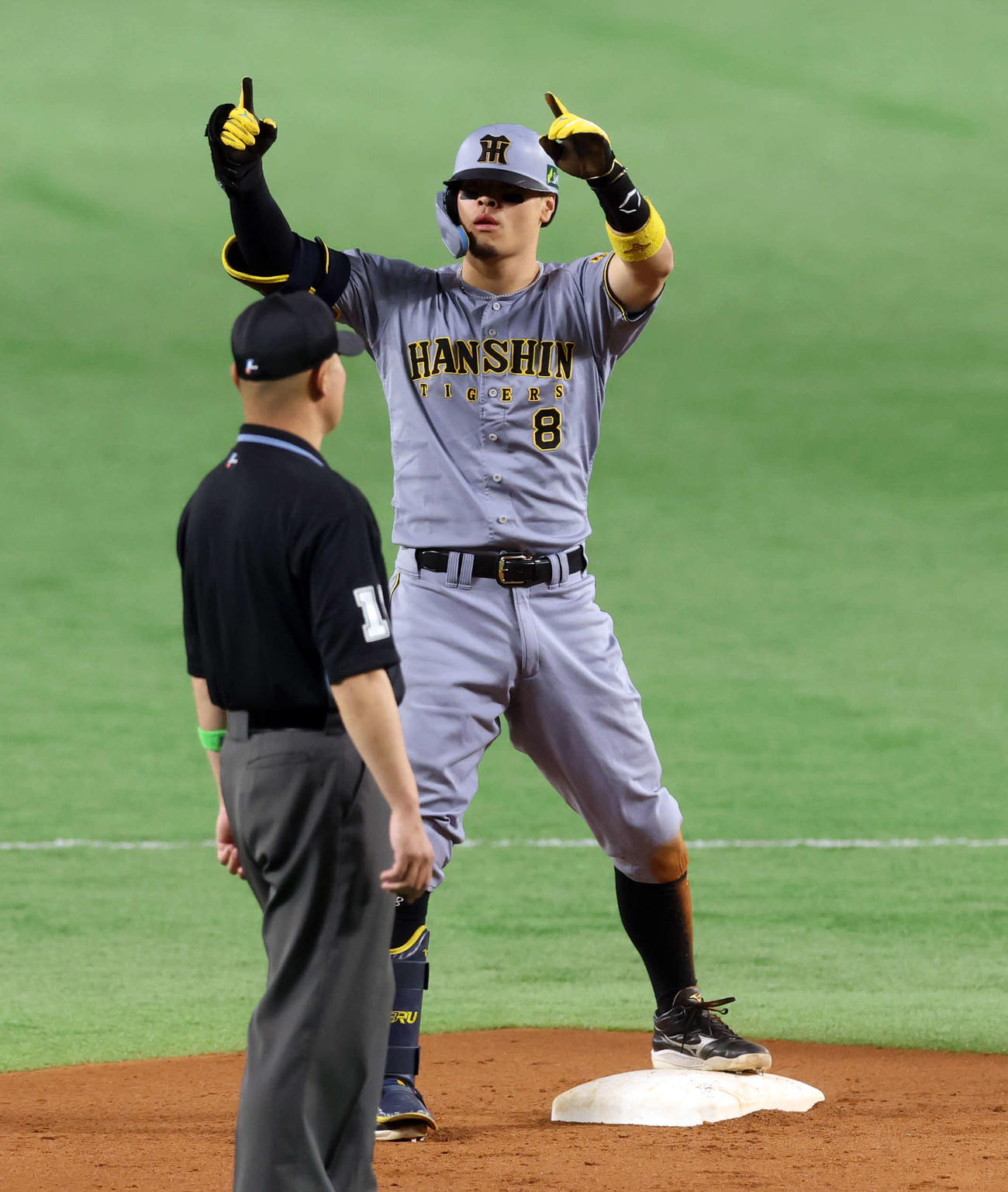 ソフトバンク対阪神　6回表阪神1死三塁、勝ち越し二塁打を放った佐藤輝はベンチにポーズ（撮影・浅見桂子）