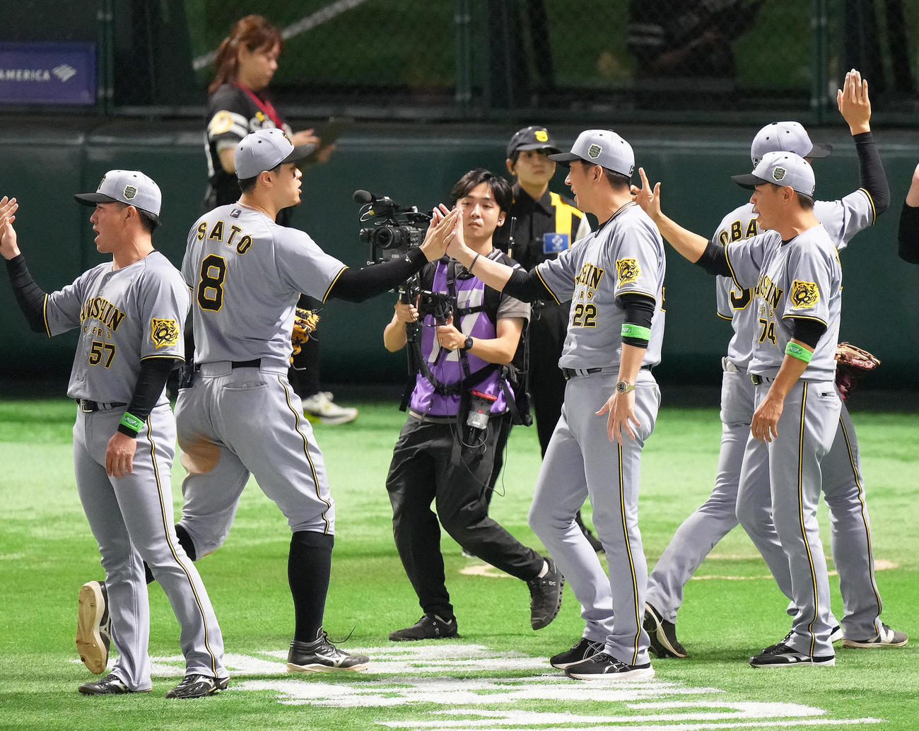 ソフトバンク対阪神　ソフトバンクに勝利しタッチを交わす阪神の佐藤輝（中央左）と藤川監督（同右）（撮影・足立雅史）