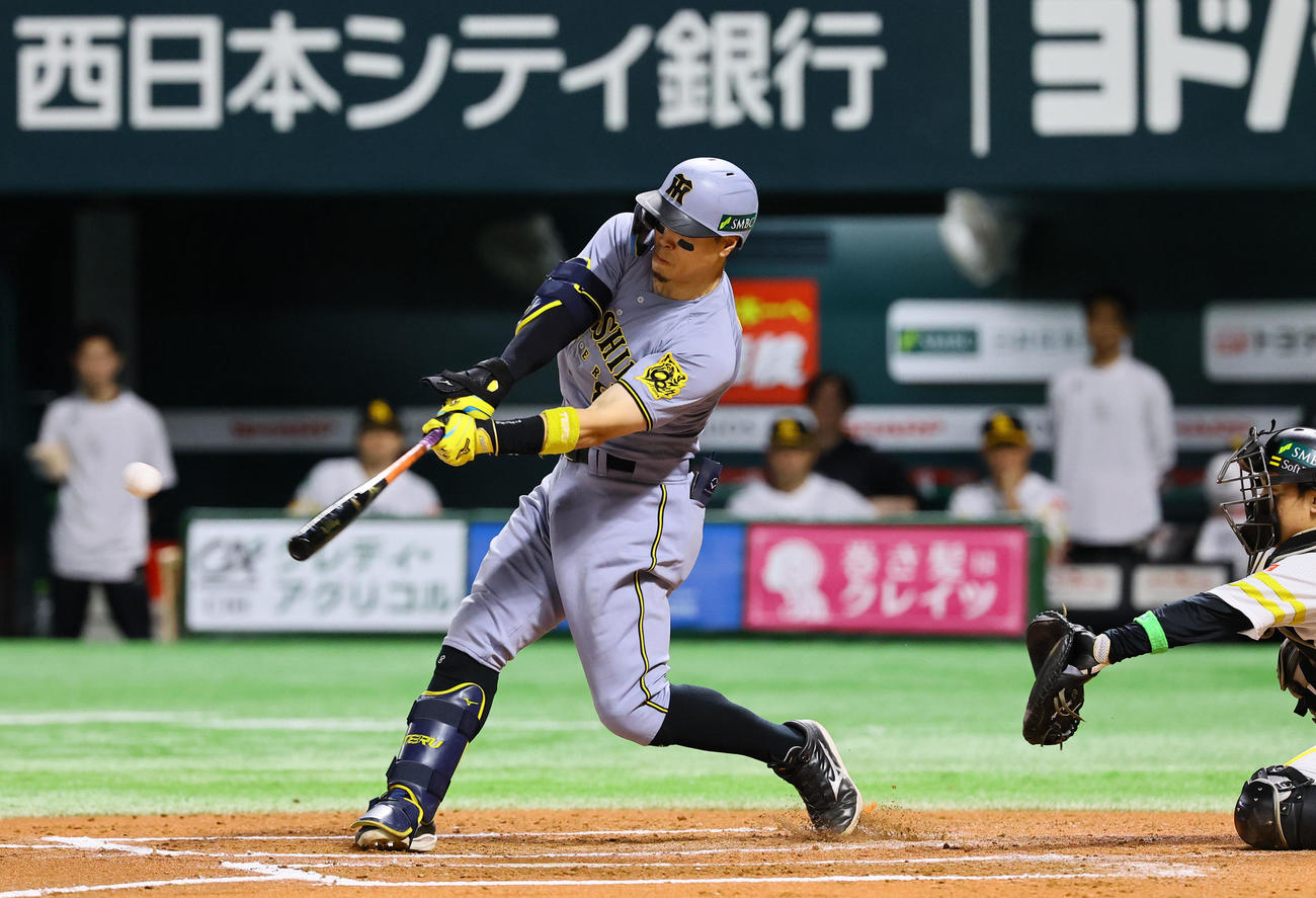 ソフトバンク対阪神　6回表阪神1死三塁、佐藤輝は右中間に適時二塁打を放つ（撮影・藤尾明華）