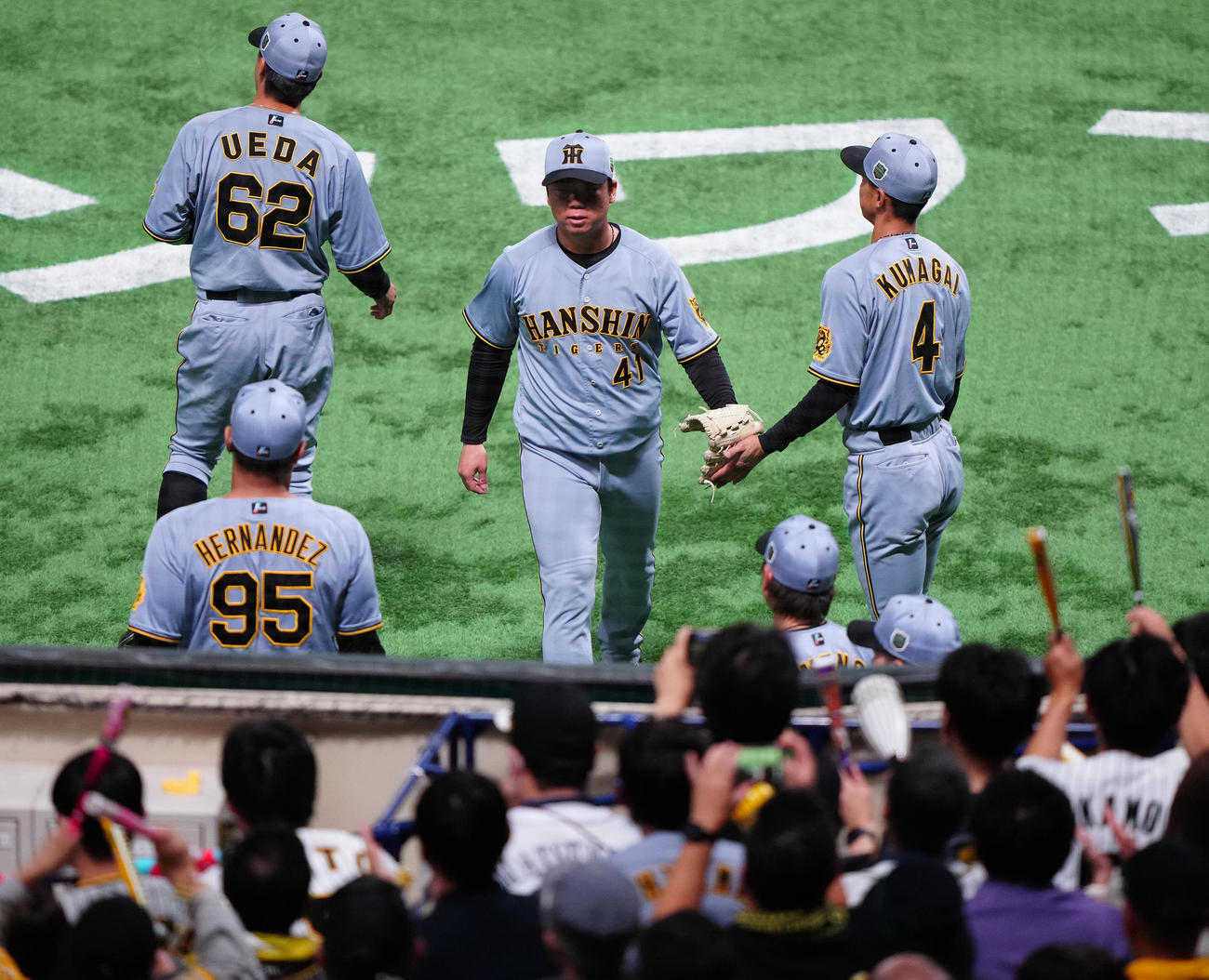 ソフトバンク対阪神　7回裏を終え、ベンチへ戻る阪神村上（中央）（撮影・鈴木みどり）