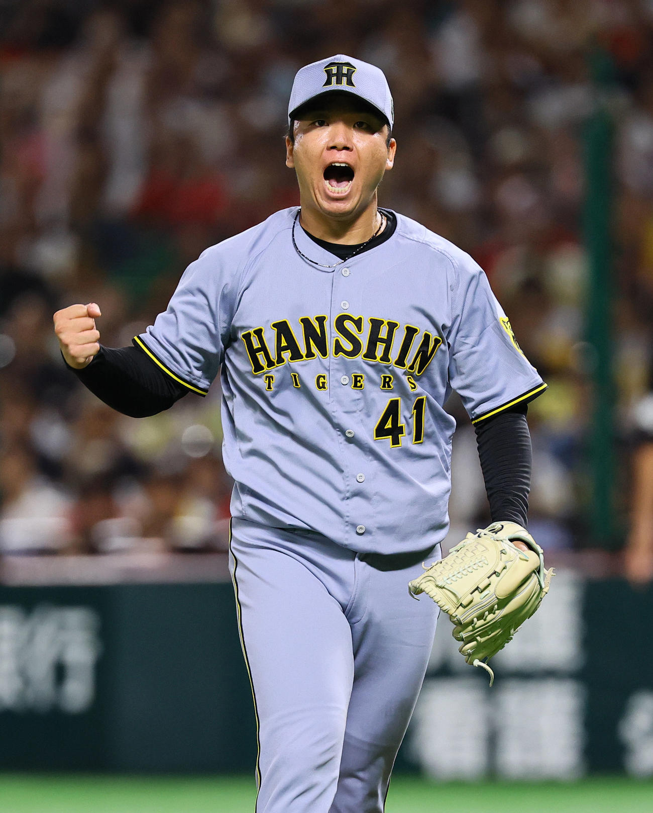 ソフトバンク対阪神　3回裏ソフトバンク2死一塁、近藤を三振に仕留めガッツポーズをする村上（撮影・藤尾明華）