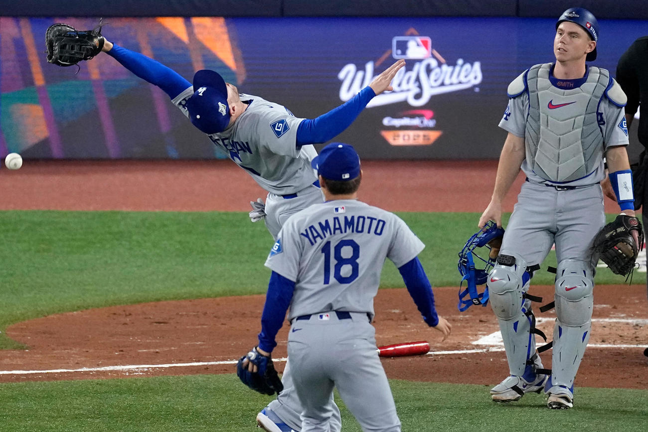 ドジャースのフリーマンはブルージェイズ戦２回、内野フライをキャッチできなかった（AP)