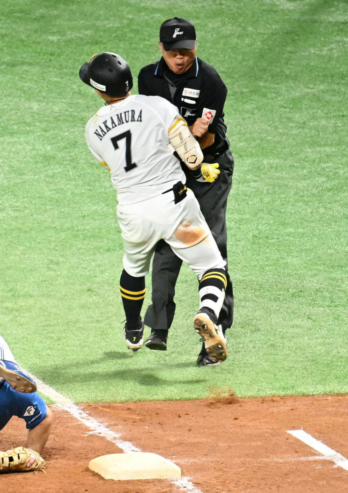 18日、CSファイナルステージ日本ハム戦で一塁ベース付近で審判と激しく接触する中村晃